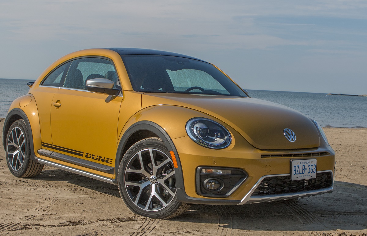 Volkswagen Beetle Dune 2020 lướt 2000 km bán giá cao hơn xe mới