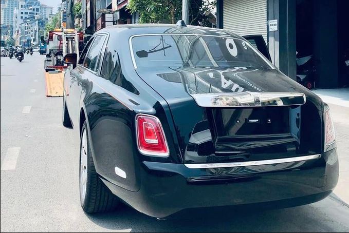 Cận cảnh RollsRoyce Phantom Drophead Coupe màu xanh dương độc nhất Việt Nam