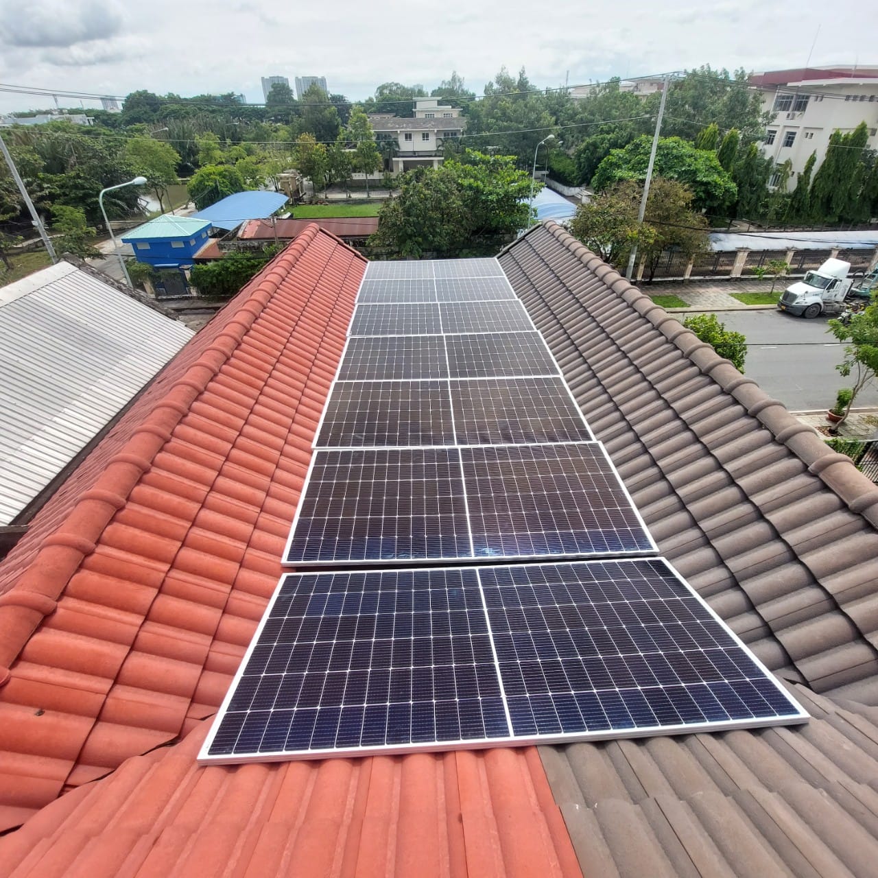 Hệ thống pin điện mặt trời được anh lắp trên mái nhà