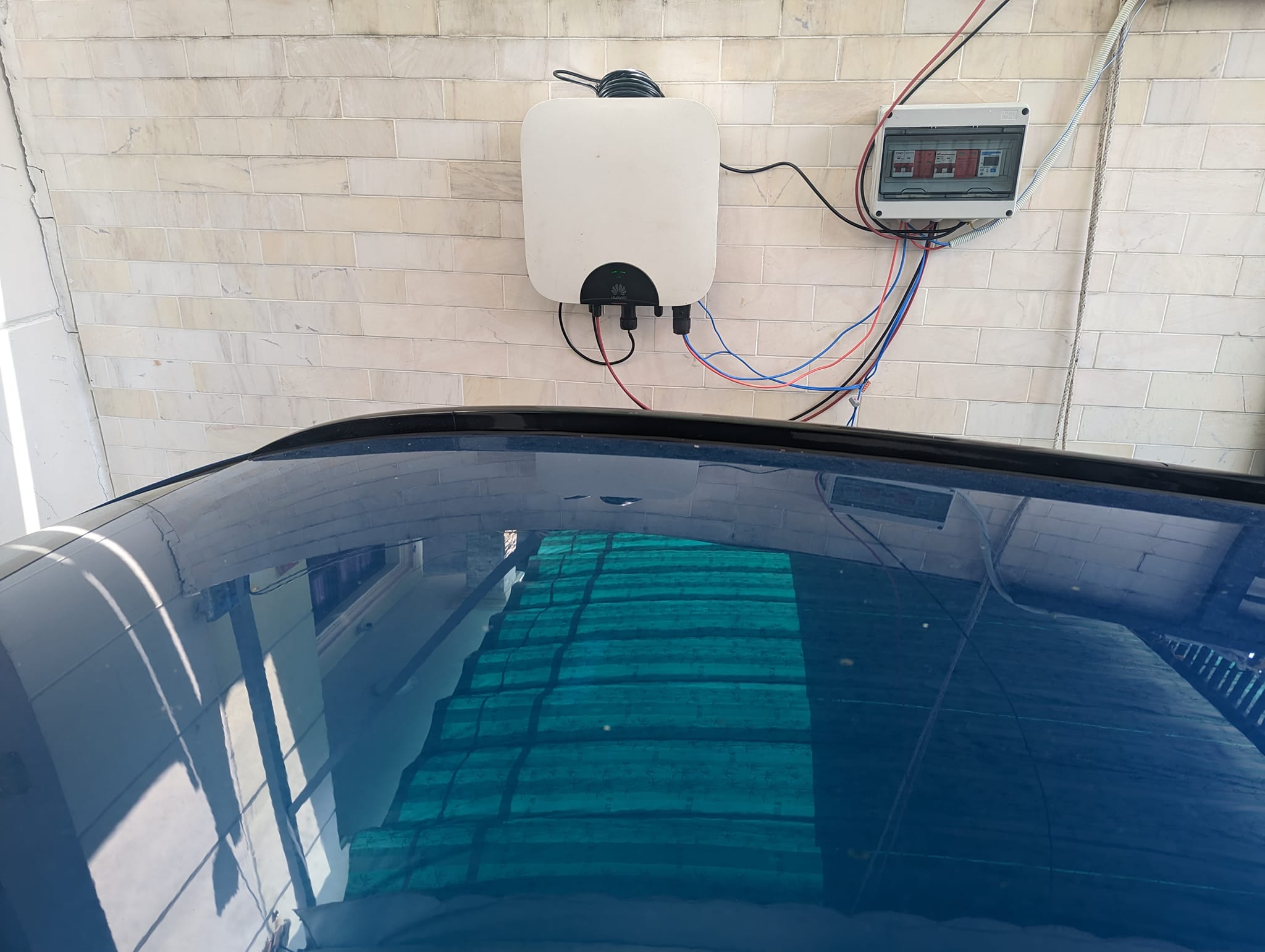 Hình ảnh sạc xe từ điện mặt trời khi anh còn sử dụng VinFast e34