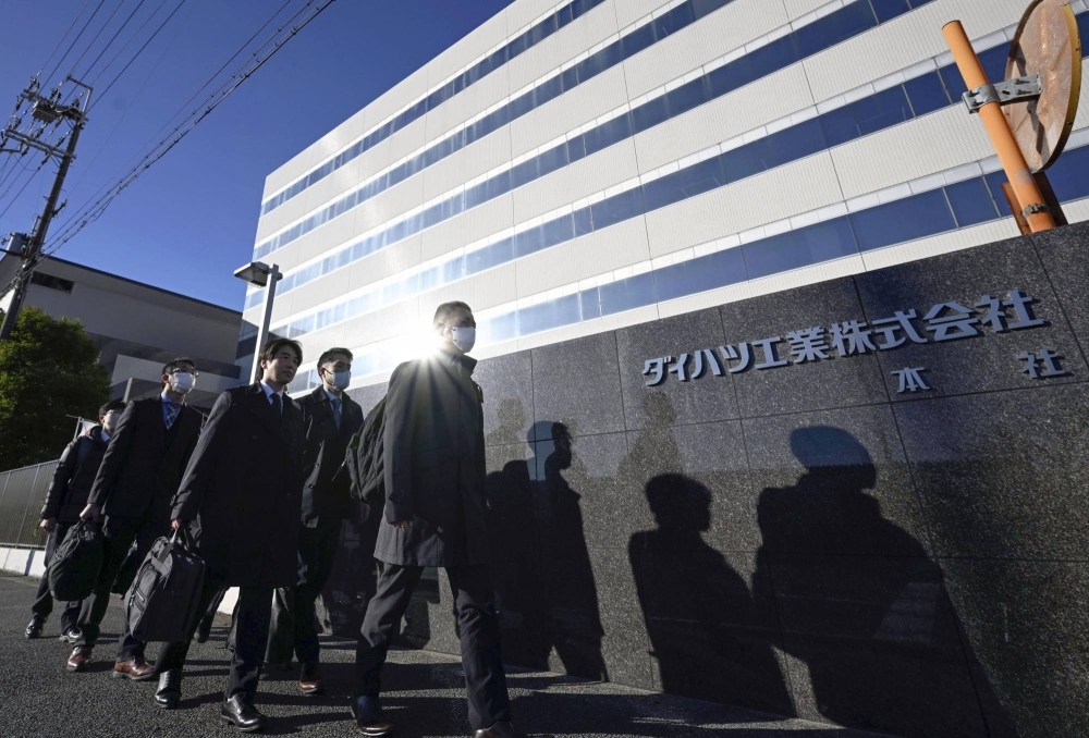 Các quan chức của Bộ giao thông vận tải vào trụ sở chính của Daihatsu Motor ở Ikeda, tỉnh Osaka kiểm tra đột xuất sau vụ bê bối