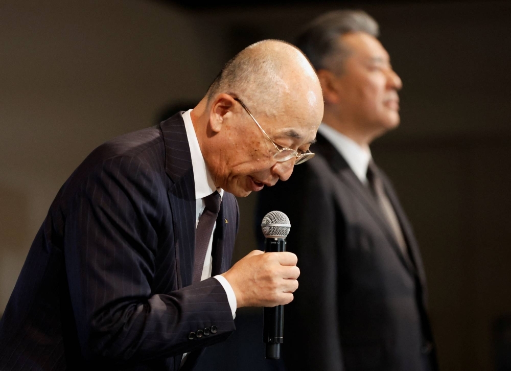 Chủ tịch Daihatsu Motor Soichiro Okudaira, bên cạnh Phó chủ tịch điều hành Toyota Motor Hiroki Nakajima cúi chào khi bắt đầu cuộc họp báo