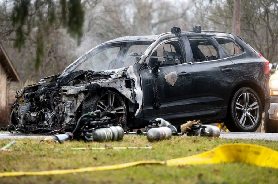 Chiếc Volvo sau vụ hỏa hoạn bị hỏng nặng phần đầu xe