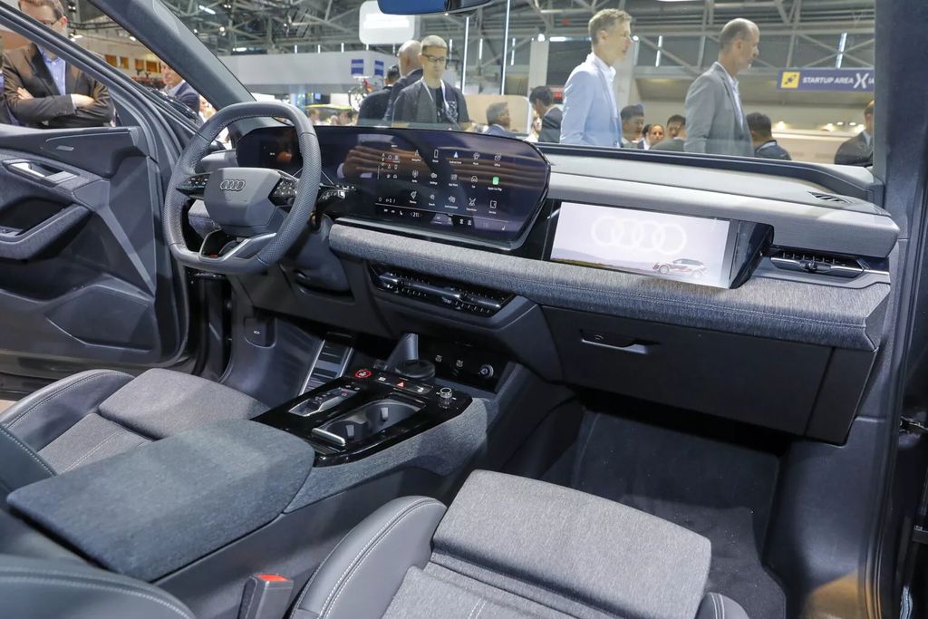 Không gian nội thất của Audi Q6 được giới thiệu trước đó tại triển lãm ô tô Munich Motor Show 2023